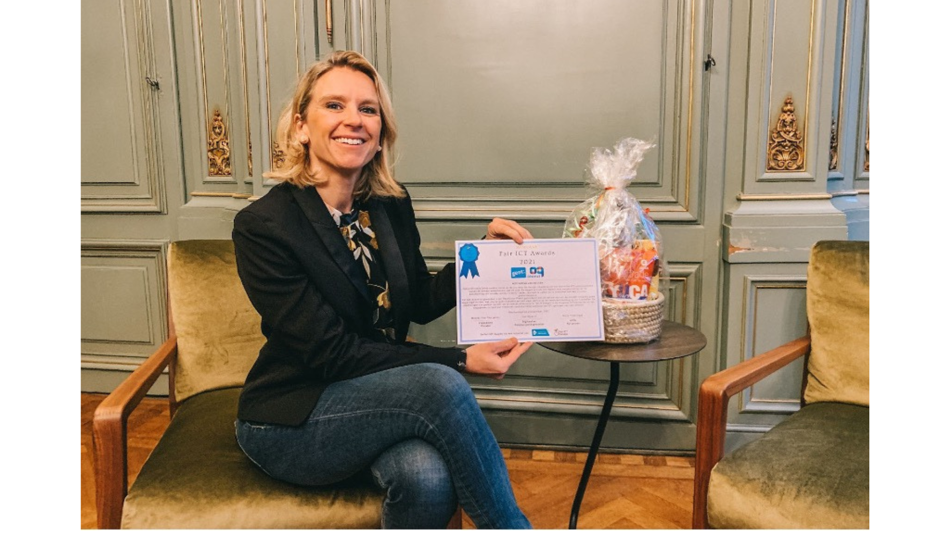 Gentse Schepen Sofie Bracke, bevoegd voor Digitalisering en voorzitter van District09, neemt de Fair ICT Award 2021 in ontvangst.